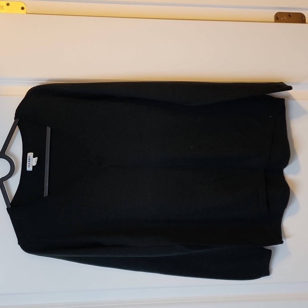 EUC. OLD NAVY Black V-neck sweater
